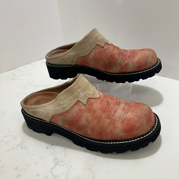 ‼️SOLD‼️‼️Cream and Red Loafers with Slip-On Design - Picture 2 of 9